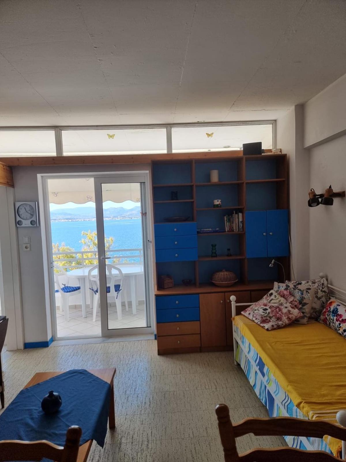 Atlas Apartment With Private Beach And Seaview Blue Лоутраки Экстерьер фото