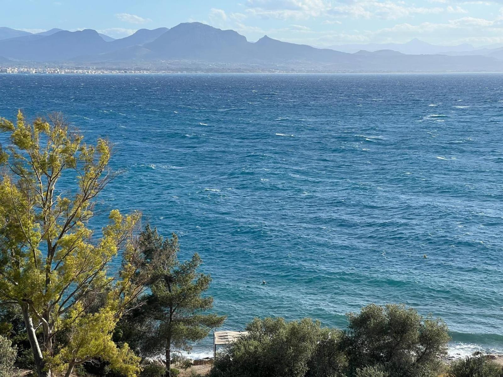 Atlas Apartment With Private Beach And Seaview Blue Лоутраки Экстерьер фото